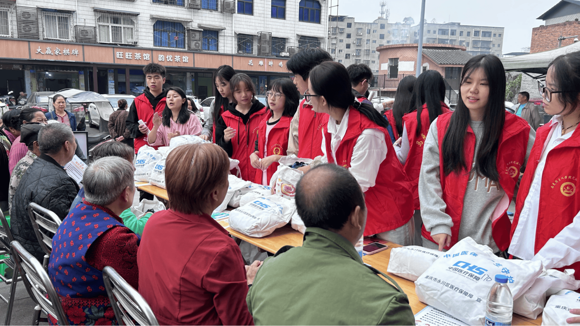 重庆城科开展捐赠军训服献爱心志愿活动