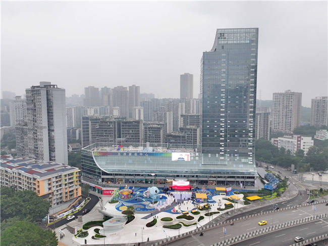 五洲书店在九龙半岛揭幕 33米彩虹书墙惊艳亮相