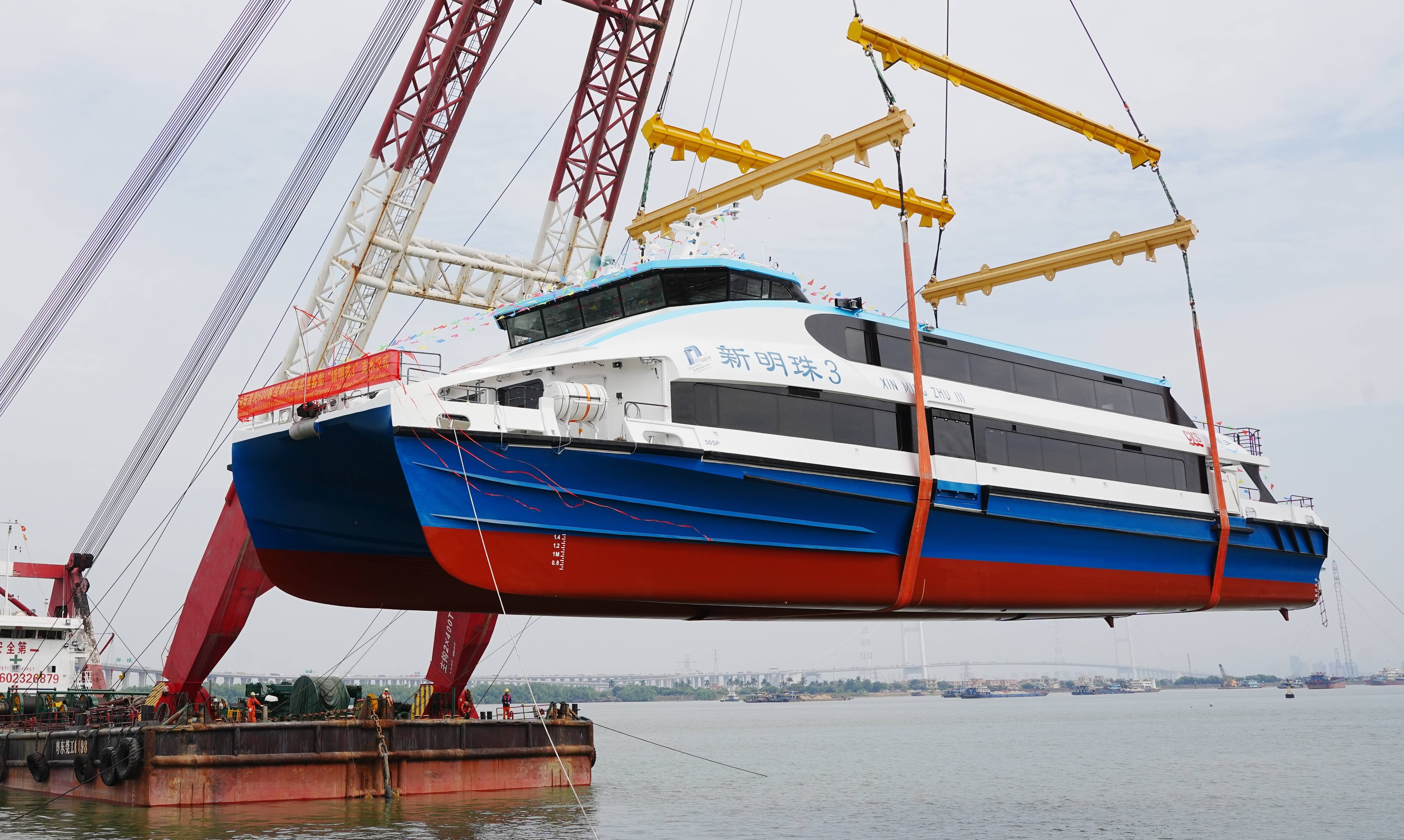 全国载客量最大的碳纤维高速客船在广州南沙下水