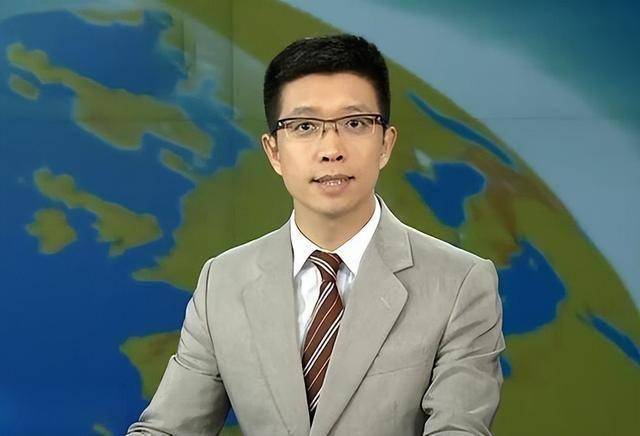 央视朱广权南京被偶遇,45岁苍颜白发穿着时尚,却因未婚令人惋惜