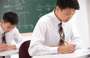高一学生适应障碍怎么心理辅导,青少年心理咨询师哪个专业_方法_环境_治疗