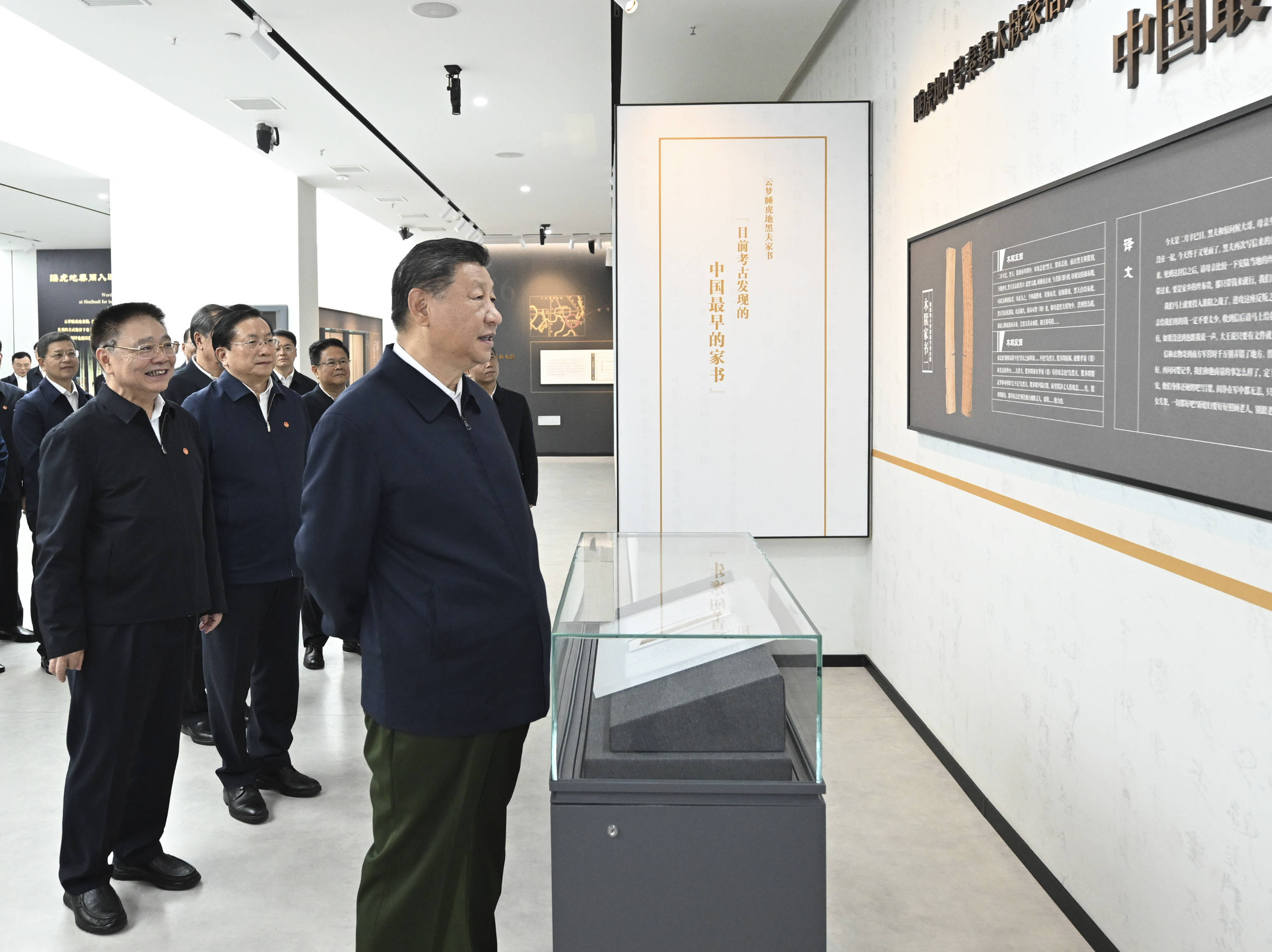 第一观察·瞬间 | 在这些文化遗存前,总书记停下脚步仔细察看 第一观察·瞬间 | 在这些文化遗存前,总书记停下脚步仔细察看