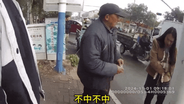 卖菜老人骑车剐蹭汽车,车主放弃索赔,老人坚持赔偿,民警调解:老人赔偿5元给对方 卖菜老人骑车剐蹭汽车,车主放弃索赔,老人坚持赔偿,民警调解:老人赔偿5元给对方