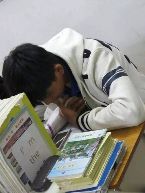 哪怕手段可能过于强硬,但当事男生违反了相关规定带手机入校,本来就是