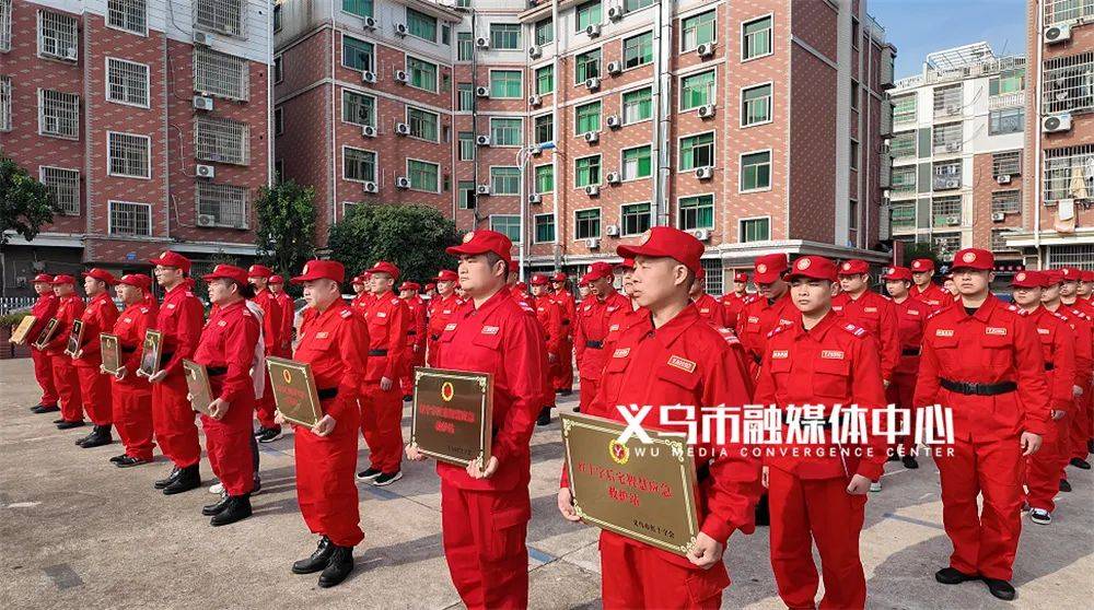 站点平均有5至6人24小时值班，工作人员共计近600人，在8个镇街开展业务。义乌市应急科技有限公司副