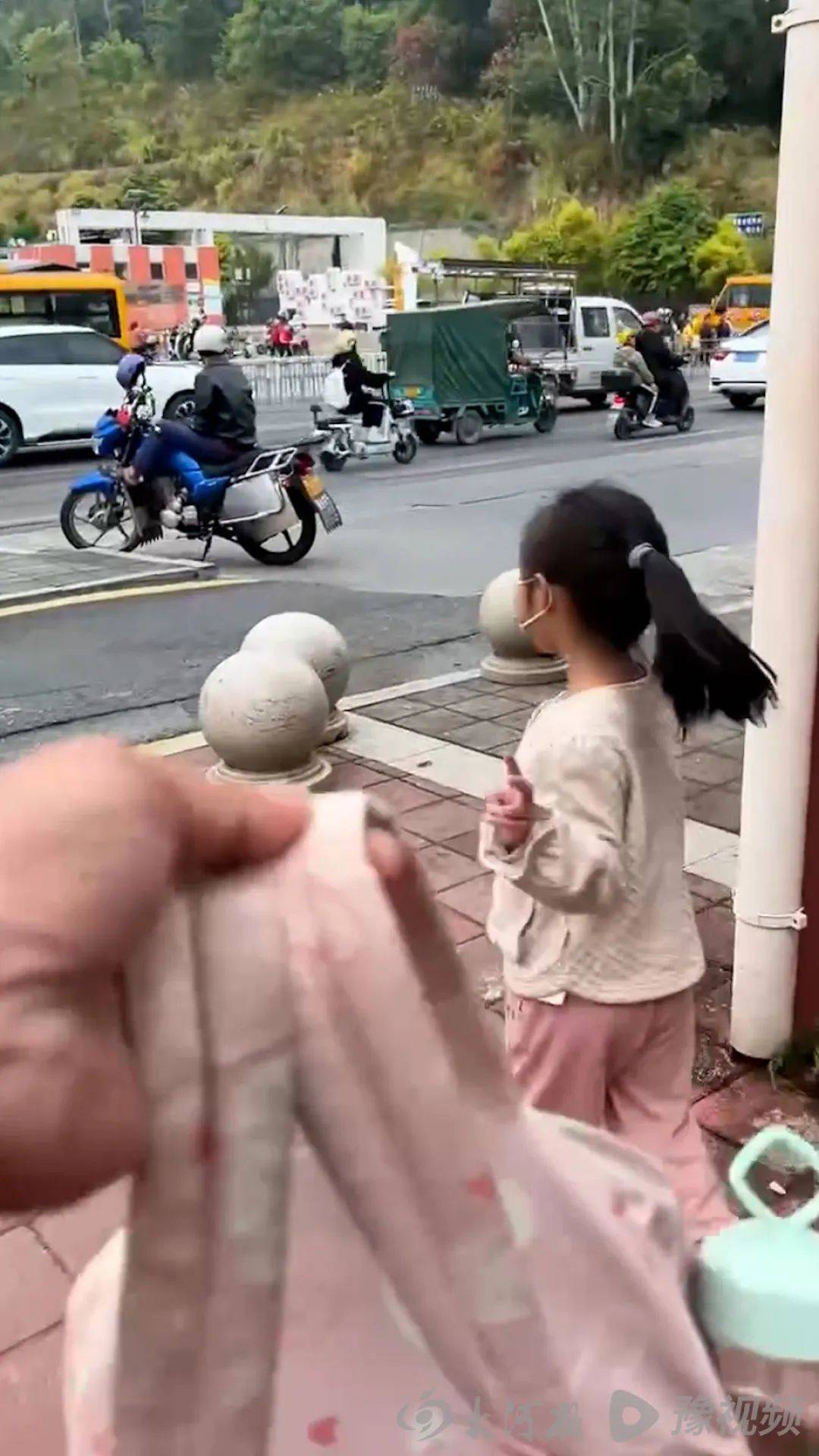广东被高年级男生泼开水女童已返校,家长称多人被处理 广东被高年级男生泼开水女童已返校,家长称多人被处理