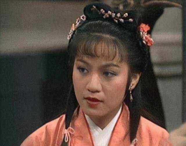 眼睛,长睫毛,皮肤如雪,十分疼爱郭靖,后被杨康和欧阳锋陷害,自刎而死