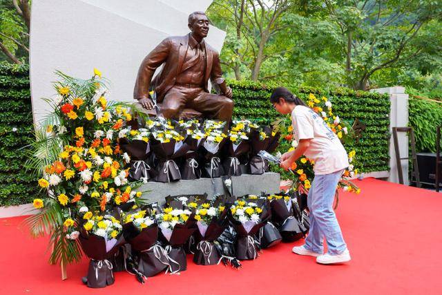 PG电子平台袁庚第三座雕像在深圳理工大学落成(图3)