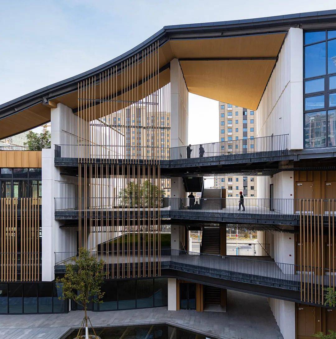 与策略将设计延伸至建筑尺度,柘林社区中心就是这样的一个典型案例