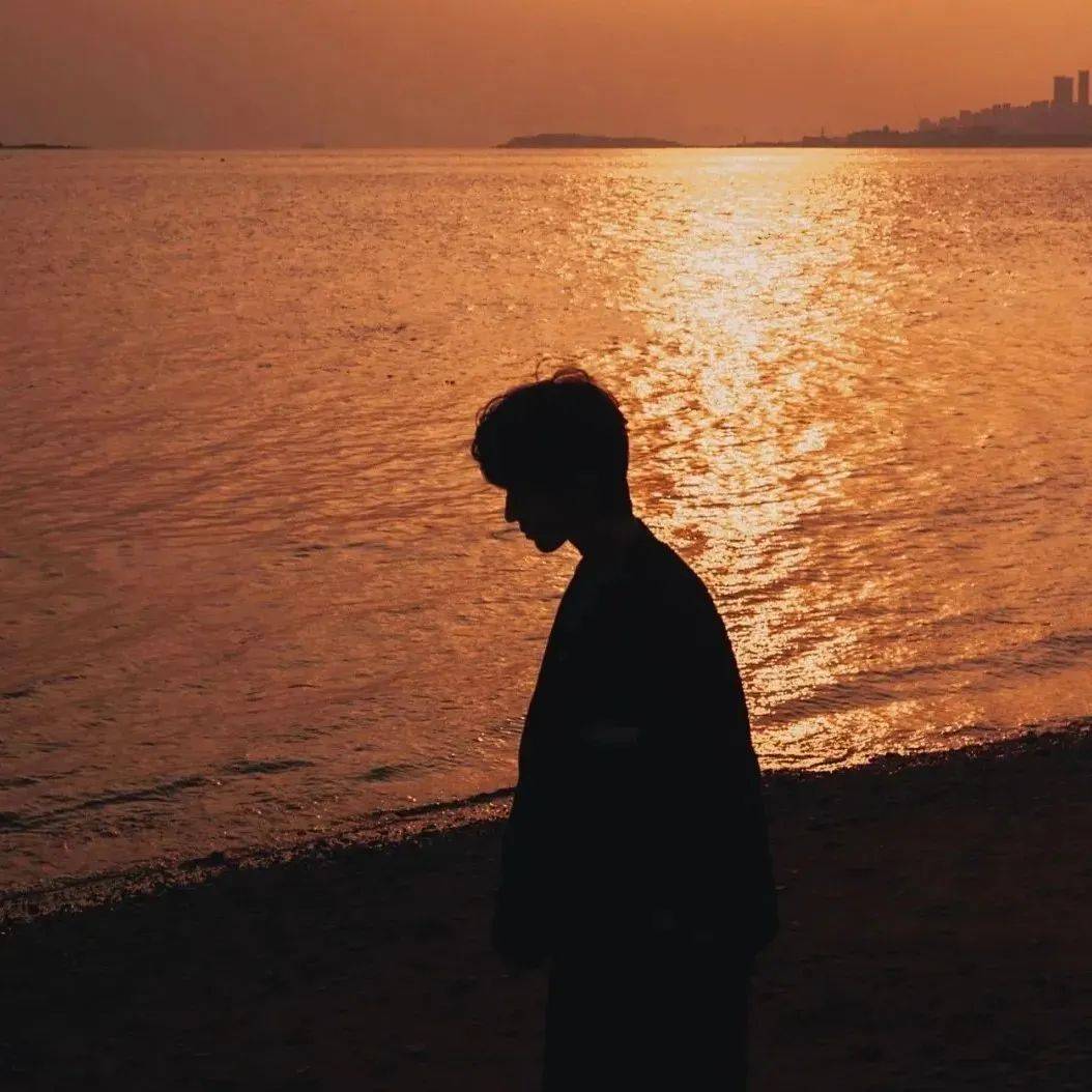 头像丨浪漫和悲观并不冲突