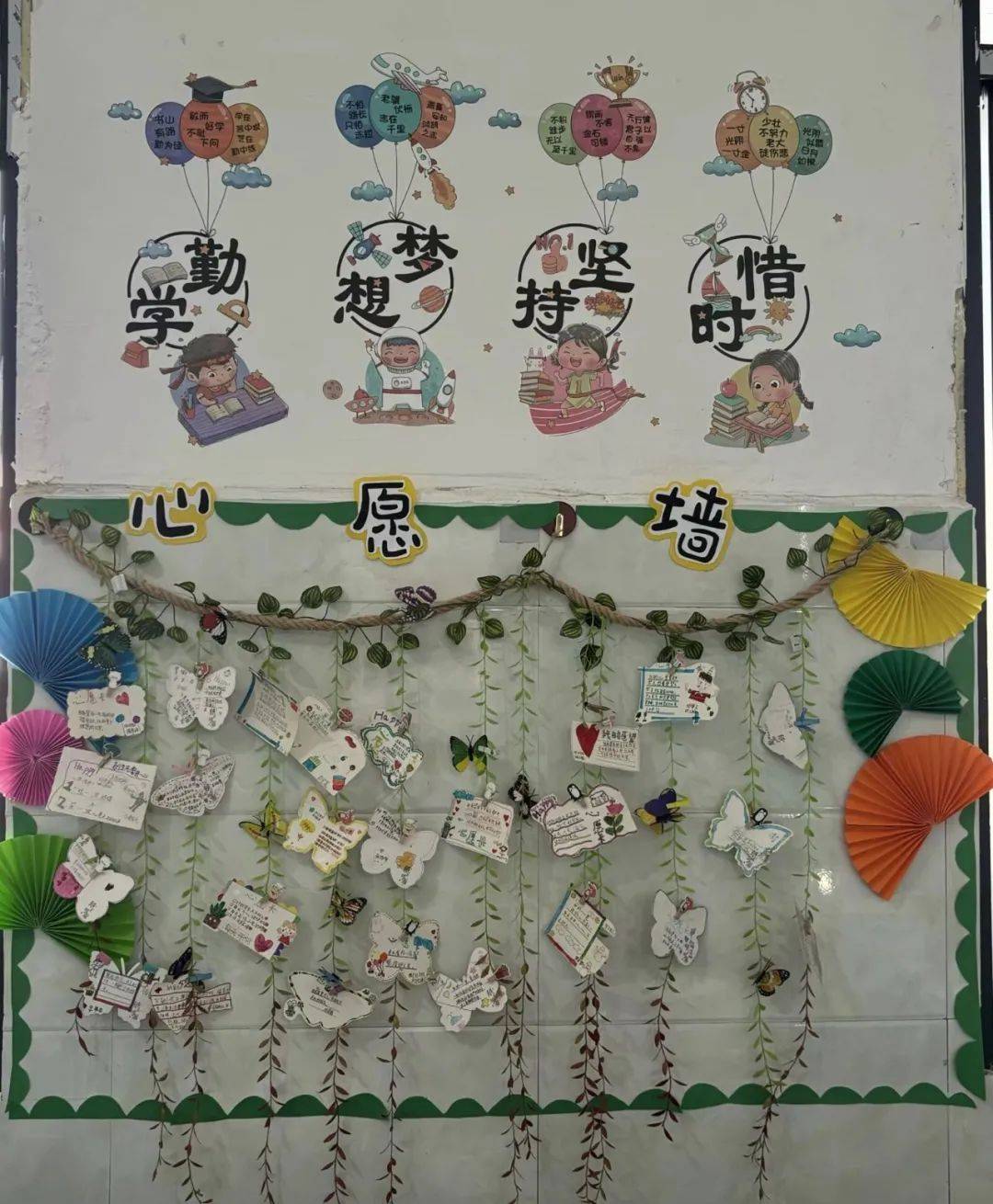 班级公约,评比栏,班务栏,心愿墙……师生将班级打造成大家共同的家,每