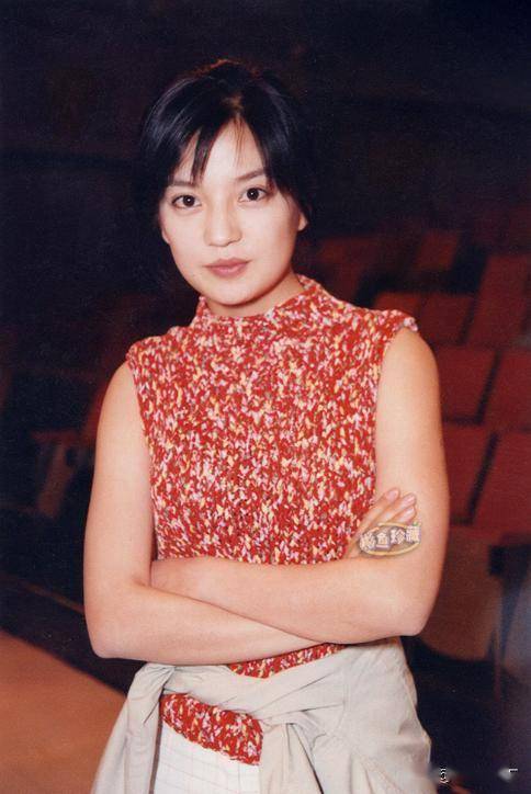 "封杀"不到4年,再看赵薇如今的处境,发量减少,频繁参与佛事