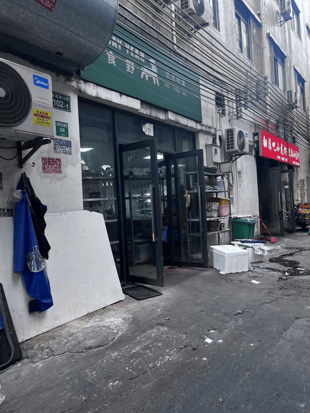 实探多家轻食连锁:门店藏在城中村 只有一名店员配餐带手套(图3)