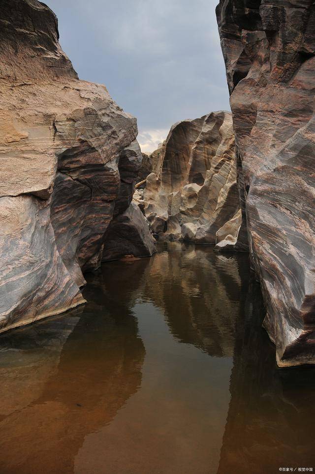 在广袤的西北大地上,银川兵沟大峡谷以其独特的地貌和神秘的