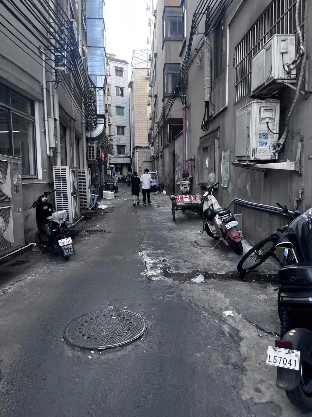 实探多家轻食连锁:门店藏在城中村 只有一名店员配餐带手套(图2)