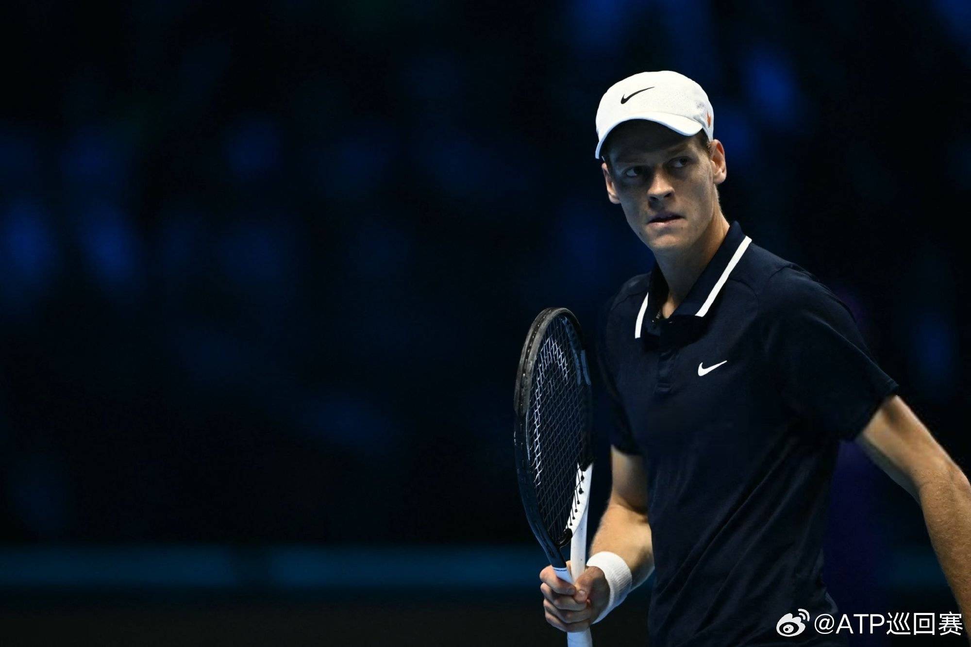 ATP年终总决赛辛纳击败梅德韦杰夫晋级半决赛 弗里茨逆转德米纳尔 晋级小组第二