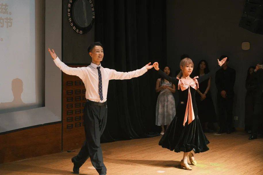 舞步交织 缘分不止于此四校俊男靓女共赴盛宴在舞步的交织中大家交换着微