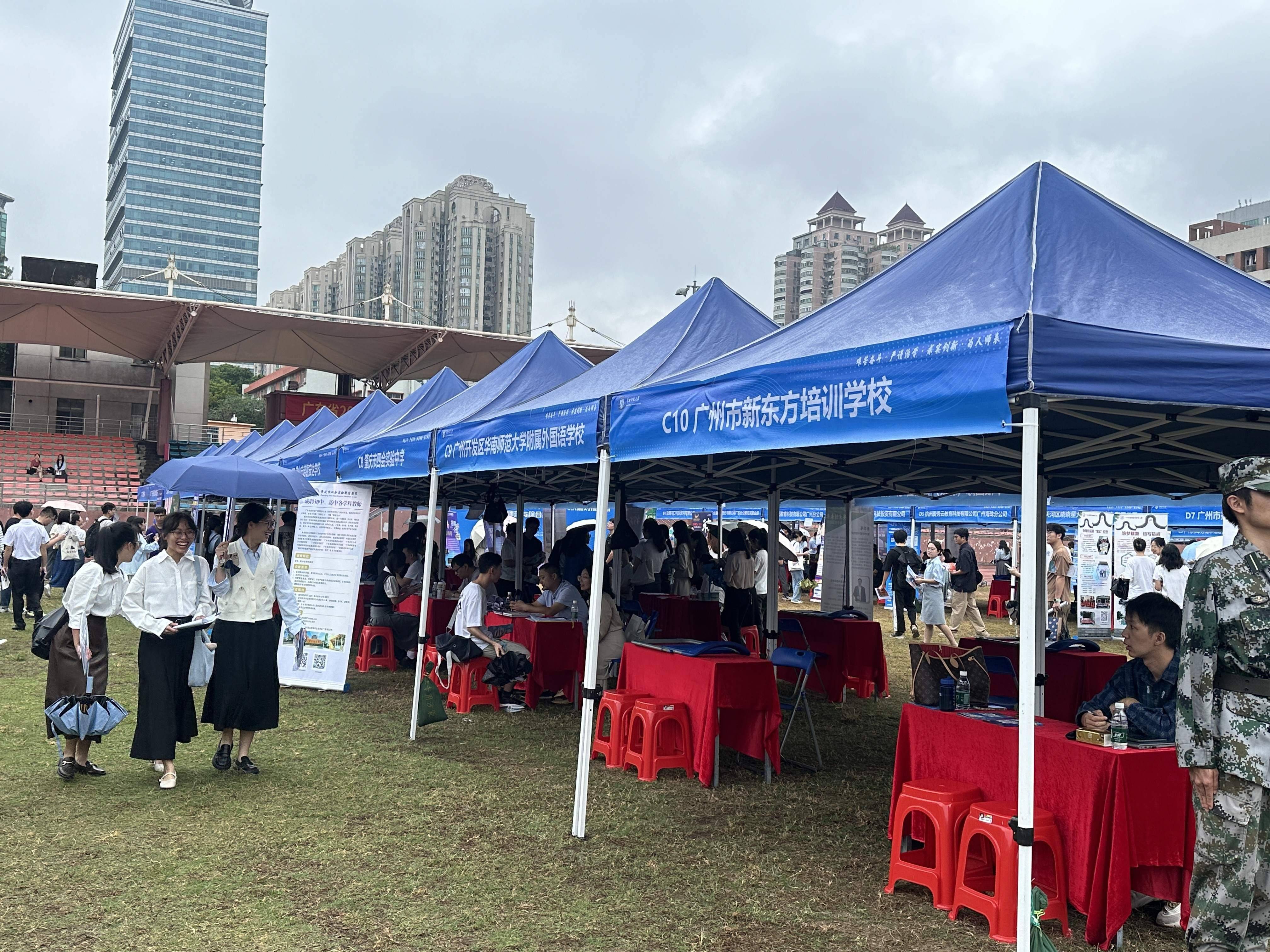 年薪可达70-80万！广东应届毕业生师范与综合类专场招聘会举行