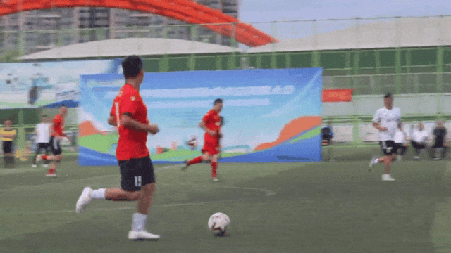 追梦南城 广东足坛名宿出席南城足协筹备活动_球员_比赛_的足球