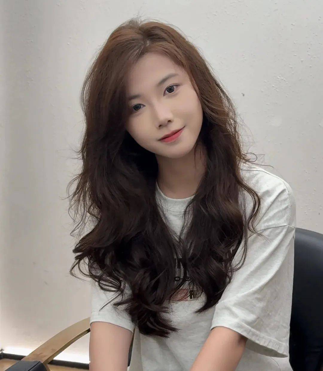 个烫发让你体验多种造型方圆脸女生一定要尝试的卷发显得脸大脸圆的