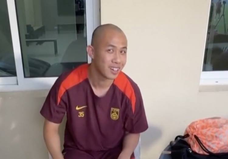 🏻‍🦲黄政宇回应光头形象亮相:队医拿推子推的_西亚_节目_足球