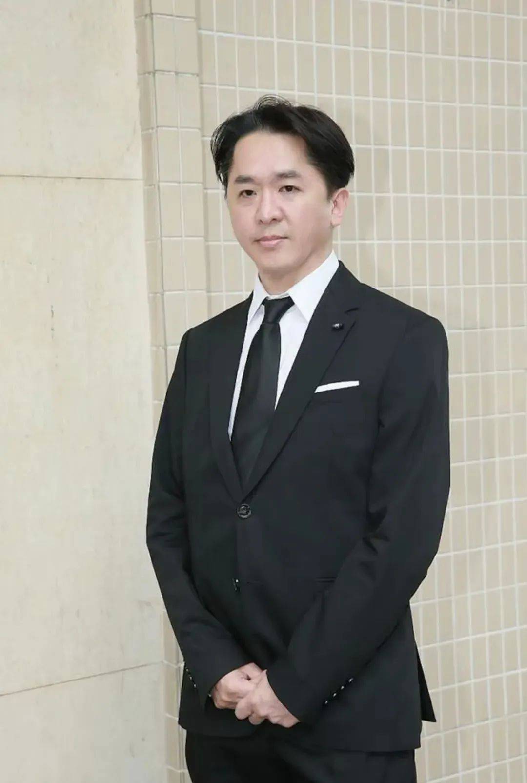 如今陈彦行都已经结婚生娃,而邓兆尊也有后宫佳丽三