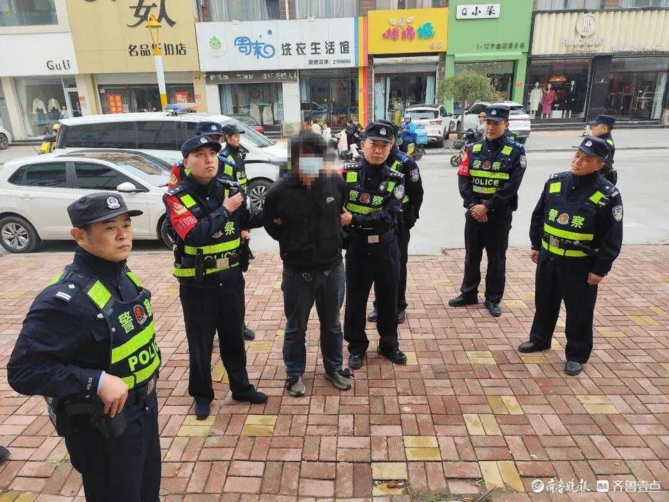 1夜7家商铺被盗!民警带嫌疑人公开指认,围观群众“排队”点赞_经一路_孟某_现金