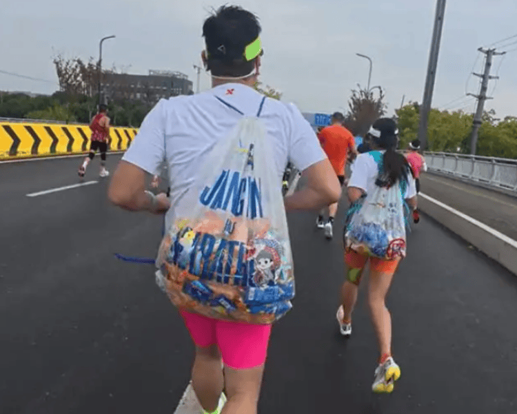 苏州马拉松遭参赛者“薅羊毛”？一对男女选手拿走大量能量胶，有网友称“明年还来进货”