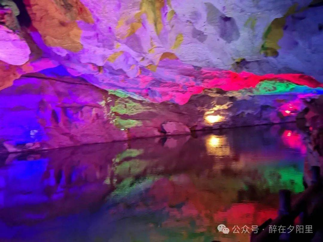 峡谷峰林台地溶洞瀑布构造形迹等为主体——湖南凤凰国家地质公园