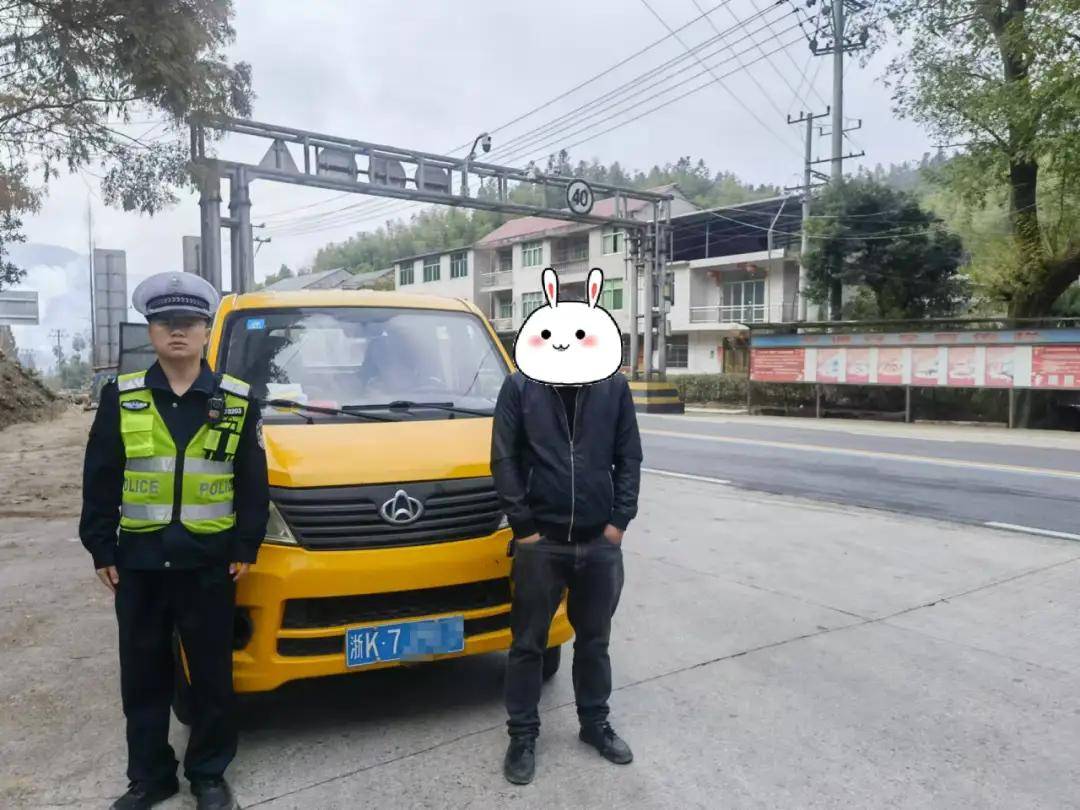 离谱!私家车安装"警灯"