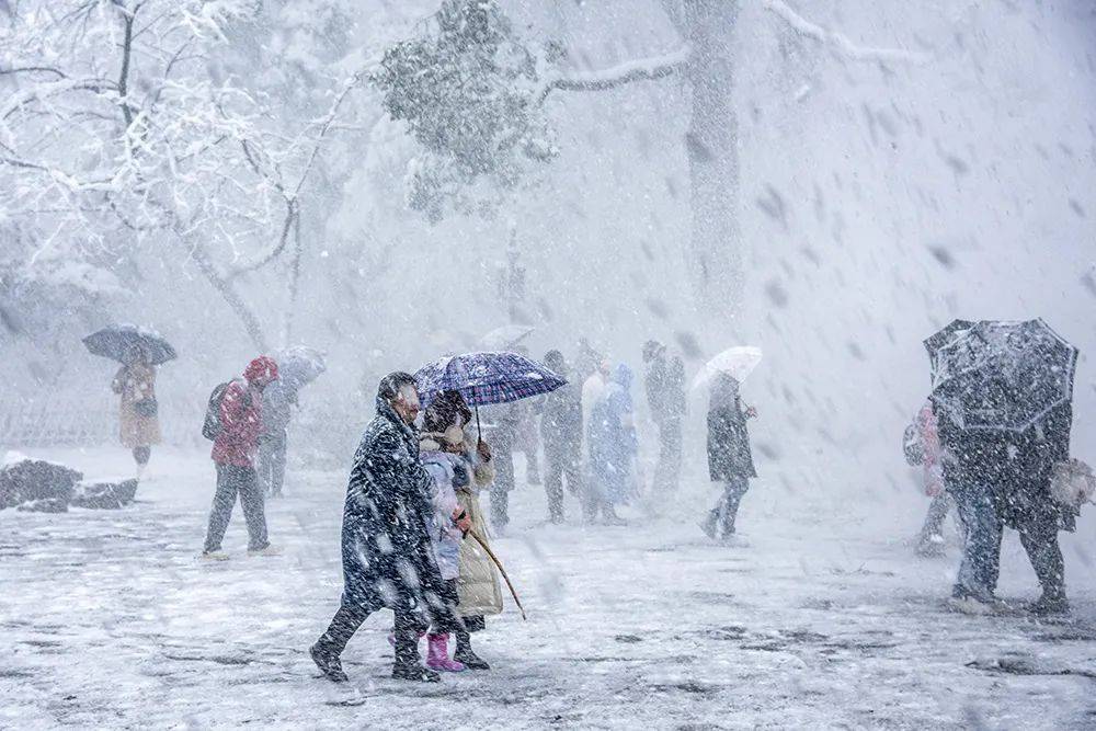 天冷加衣下雨带伞图片