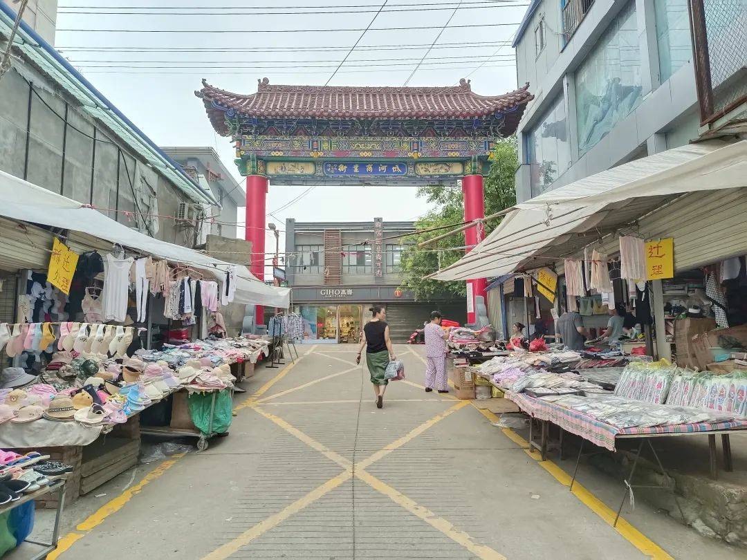 《周至城河停车场今昔》组图杨存社 摄周至县城河商业街始建于1985年