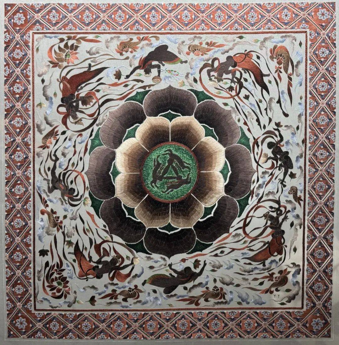 于敦煌莫高窟407窟顶部最经典的隋代藻井,画面层层绽放四重八瓣大莲花