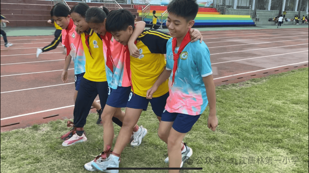 绑带系团结,众足踏歌行