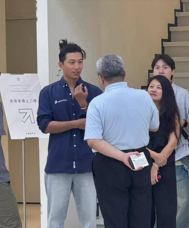 窦骁海南近况曝光,扎着小马尾提新车,皮肤晒黝黑身形胖了一圈