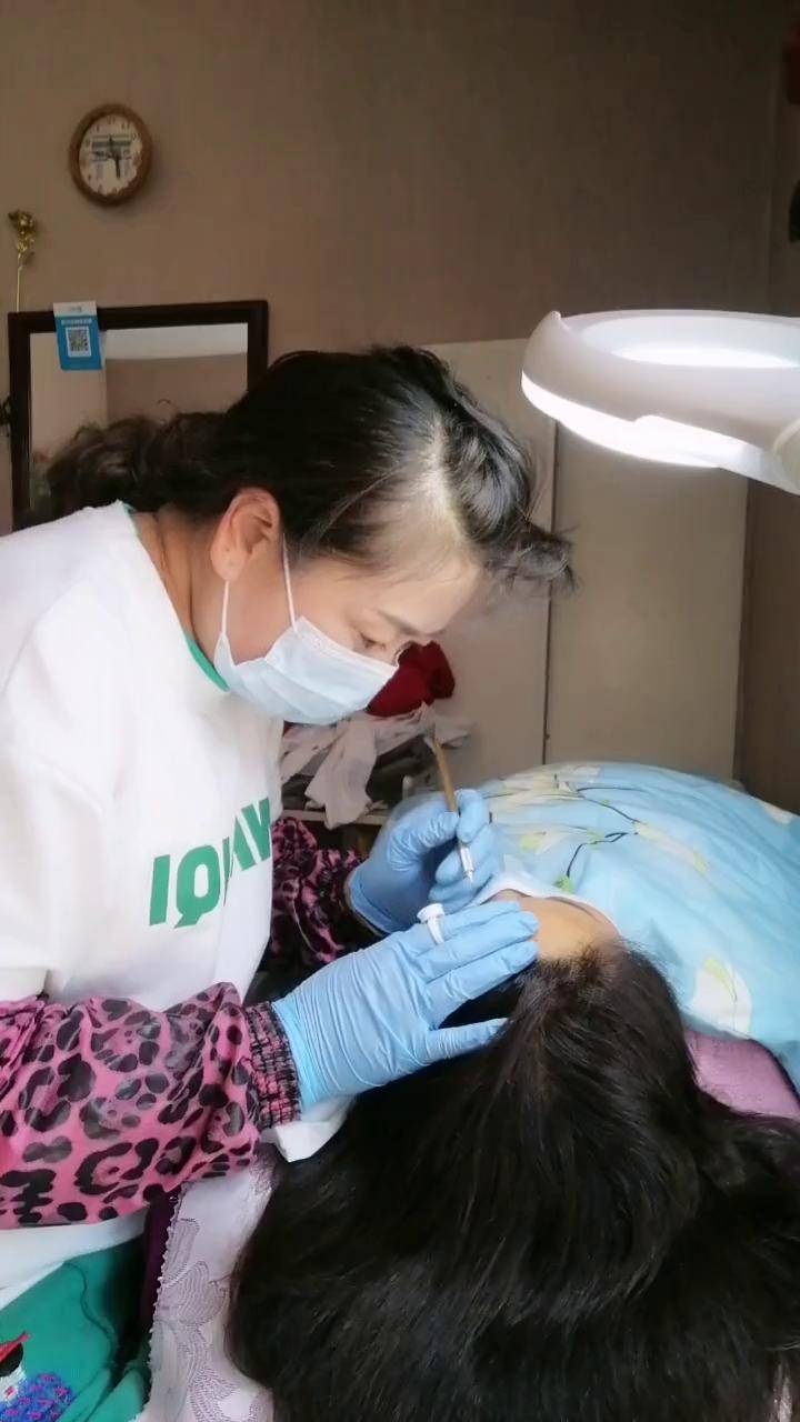 美业手艺人认真工作的样子 ,让我们一起变美 ,在这个不热不冷季节,做