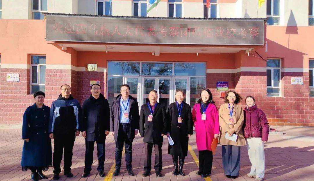 西乌旗人大代表考察组一行深入太旗考察学习