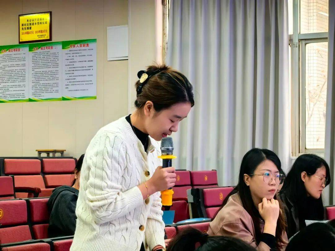 各校代表就杨安妮老师的公开课内容进行了深入的交流和探讨.