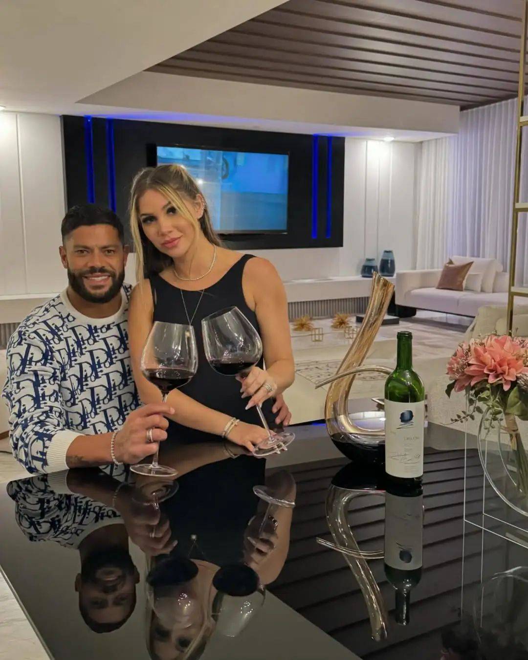 胡尔克前妻也不差,风韵犹存.