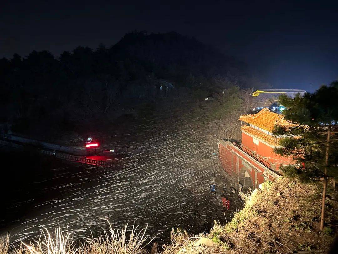 今晚，山东这里下雪了；明天，济南市区部分地区将迎降雪，最新预报→