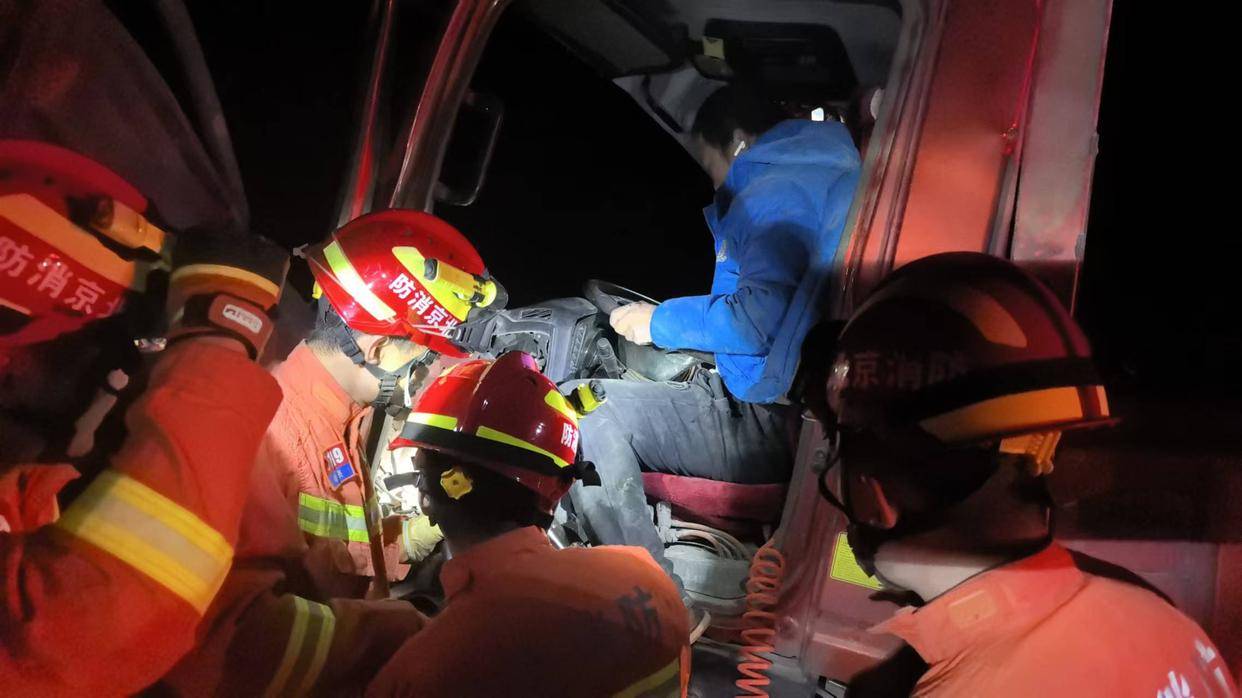 高速路车祸一司机凌晨被困车内,延庆消防紧急救援