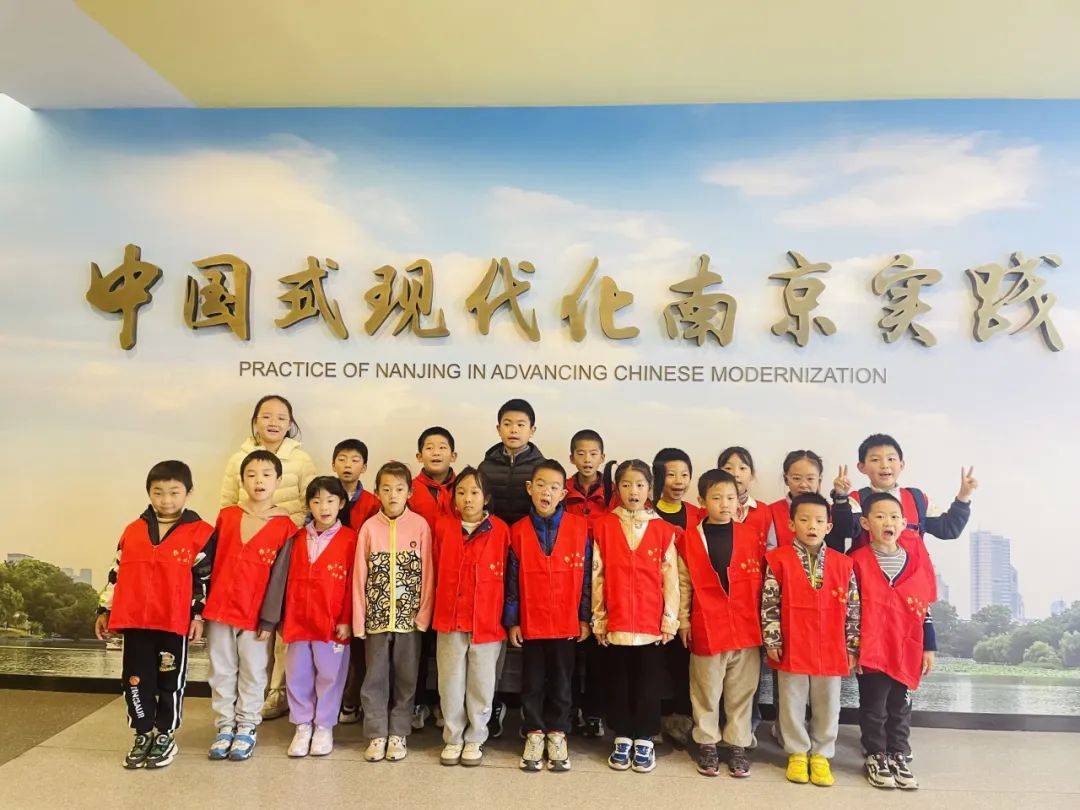 太阳集团官网登录入口【行为记忆】扬子小记者变身城修小小瞻仰员走进都会策划馆明白南