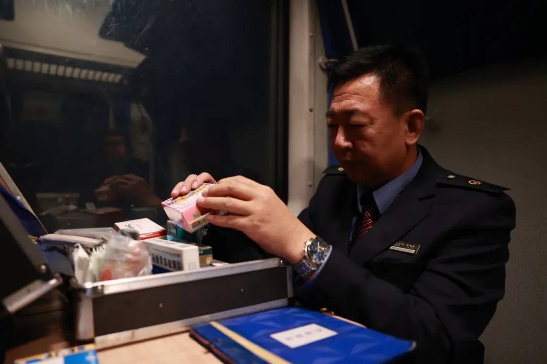 这趟北京始发的绿皮车站站停,但旅客都说好—— 这趟北京始发的绿皮车站站停,但旅客都说好——