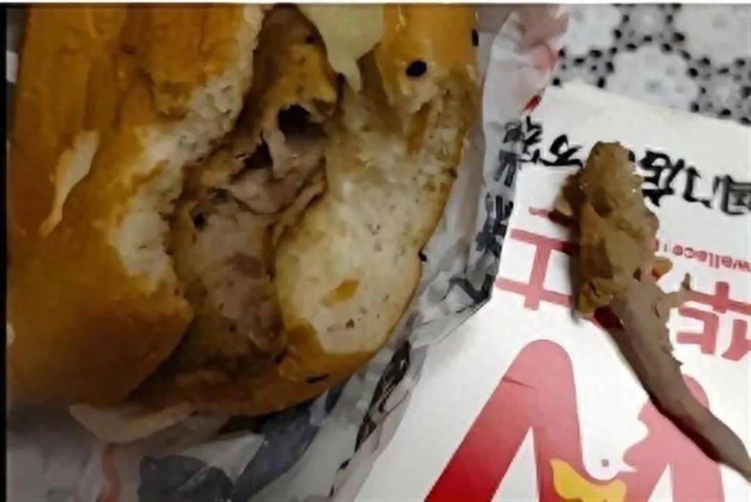 华莱士被曝汉堡吃出“形似尾巴”异物 当地市监局已介入调查(图2)