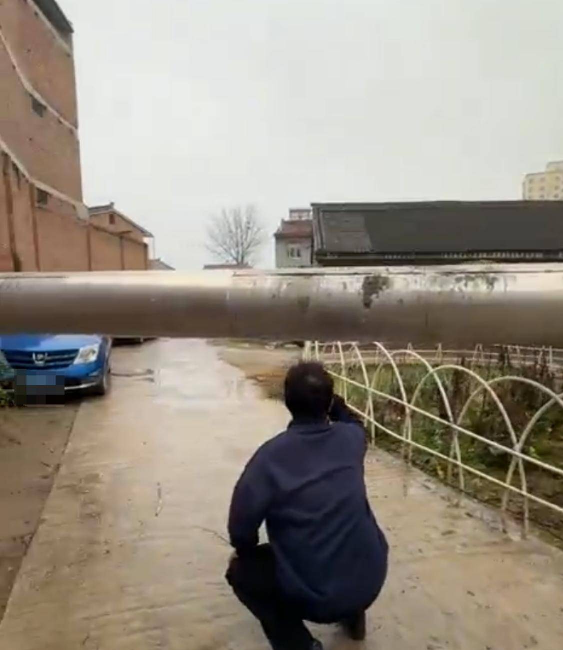 男子骑车撞上供热管道身亡家星空体育平台属称管道所在道路已封闭责任划分仍未解决(图3)