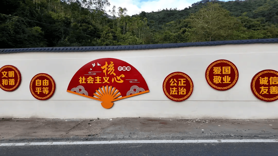 道路左侧,一幅幅色彩鲜艳的墙绘映入眼帘,既有中国梦,社会主义核心