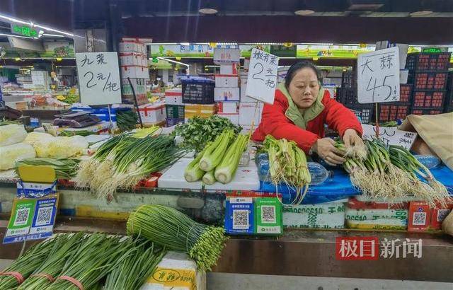 气温“拉”着菜价一起下降，消费量大的家常菜更便宜