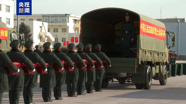 礼兵护送烈士遗骸棺椁及相关遗物登上军车_专机_仪式_来源