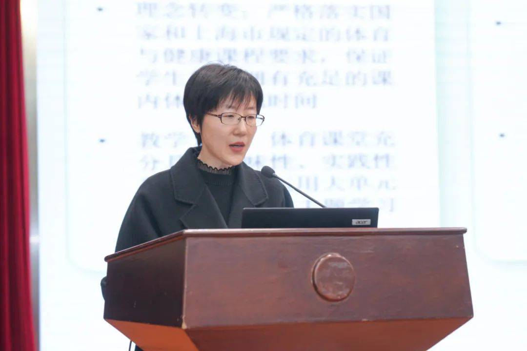 中学副校长徐冲以《以体育心 共绘"五育"学子健康蓝图》为题,奉贤中学
