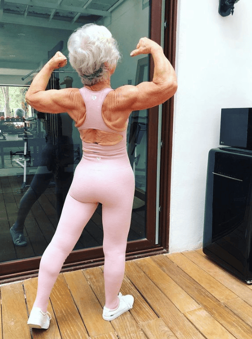 75岁奶奶疯狂健身4年,魔鬼式自律震撼网友:这身材,前后对比太大了!